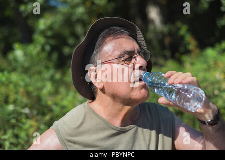 Personnes âgées l'eau potable randonneur Banque D'Images