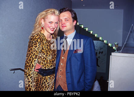 Alexander Prinz zu Schaumburg-Lippe mit Ehefrau Marie Louise Lilly, geb. von Sayn-Wittgenstein-Berleburg, Deutschland 1994. Le prince Alexandre de Schaumburg Lippe avec son épouse Marie Louise Lilly, née von Sayn Wittgenstein Berleburg, Allemagne 1994. Banque D'Images