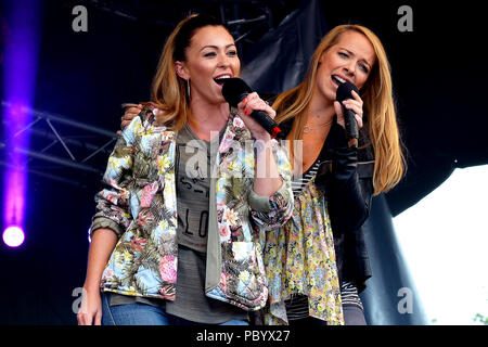 Liz McClarnon et Natasha Hamilton, Atomic Kitten, qui se produit en direct au Stag 2018 South Tyneside Music Festival, Royaume-Uni Banque D'Images