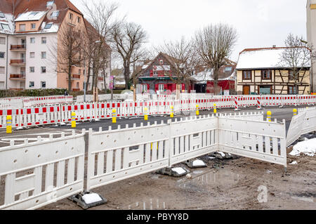 Strasbourg, tram préliminaire site de construction, l'extension de la ligne E de la sécurité, des barrières en plastique, maisons, Alsace, France, Europe, Banque D'Images