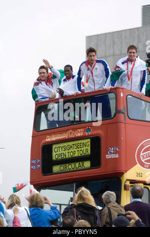 Photo de fichier à partir de la il y a 10 ans du Tour du France gagnant Geraint Thomas avec les autres GO Équipe médaille d'or olympique gagnants appréciant les festivités à Cardiff Bay après un tour en bus à toit ouvert à la Senydd à Cardiff Bay en août 2008. Banque D'Images