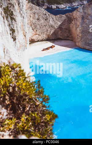 Shot verticale d'épave sur la plage de Navagio avec de l'eau de mer bleu turquoise entourée par d'immenses falaises blanches. Célèbre emplacement sur l'île de Zakynthos, Grèce Banque D'Images