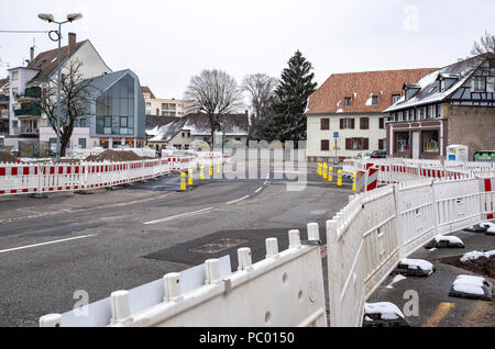 Strasbourg, tram préliminaire site de construction, l'extension de la ligne E de la sécurité, des barrières en plastique, bollards, rue, maisons, Alsace, France, Europe, Banque D'Images