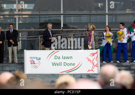 Photo de fichier à partir de la il y a 10 ans du Tour du France gagnant Geraint Thomas (à droite) avec les autres GO Équipe médaille d'or olympique gagnants appréciant les festivités à Cardiff Bay après un tour en bus à toit ouvert à la Senydd à Cardiff Bay en août 2008. Également sur la photo est la fin du premier ministre pour le pays de Galles Rhodri Morgan. Banque D'Images