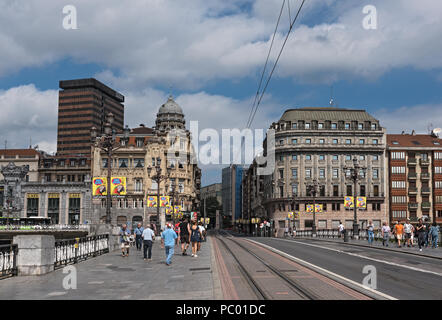 Les piétons sur l'Ayuntamiento bridge, Bilbao, Espagne. Banque D'Images