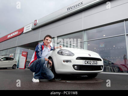 Photo de fichier du Tour du France gagnant Geraint Thomas à partir de 2012 : Geraint Thomas MBE le cycliste olympique chercher sa nouvelle Fiat Punto de Wessex Garage sur Penarth Road à Cardiff le 14 juillet 2012. Banque D'Images