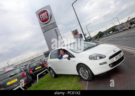 Photo de fichier du Tour du France gagnant Geraint Thomas à partir de 2012 : Geraint Thomas MBE le cycliste olympique chercher sa nouvelle Fiat Punto de Wessex Garage sur Penarth Road à Cardiff le 14 juillet 2012. Banque D'Images