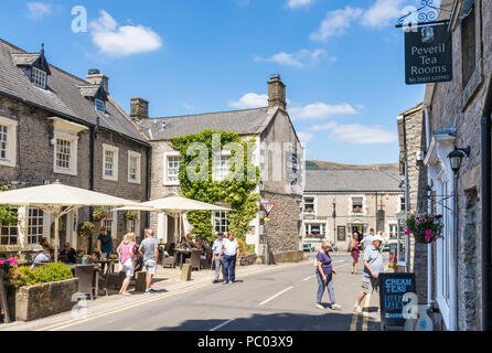 Le centre du village de Castleton peveril of the tea rooms et Castle pub castleton castleton derbyshire Peak District Derbyshire England uk go europe Banque D'Images