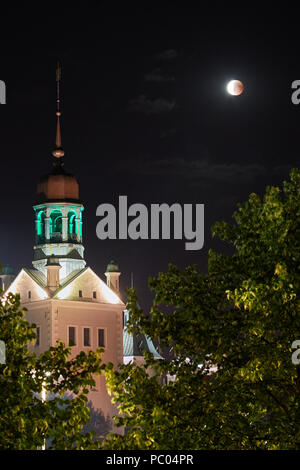 La tour du château des ducs de Poméranie à Szczecin en Pologne, eclipse lunaire. Banque D'Images