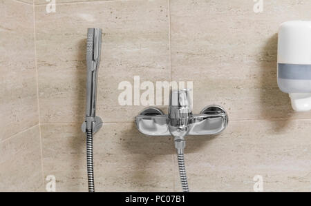 Douche et baignoire mélangeurs en une salle de bains. Banque D'Images