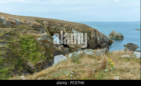 Les formations rocheuses et les arcades comme vu de l'Trearddur Bay à Rhoscolyn chemin côtier sur l'île d'Anglesey. Prise le 18 juillet 2018. Banque D'Images