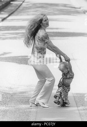 Liv Ullmann. L'actrice norvégienne photo avec sa fille Linn 1970 Banque D'Images