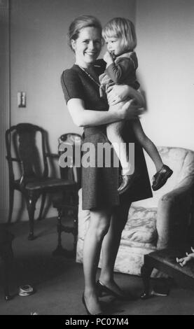 Liv Ullmann. L'actrice norvégienne photo avec sa fille Linn 1969. Liv Ullmann a été Ingmar Bergmans partner et Linn est leur fille Banque D'Images