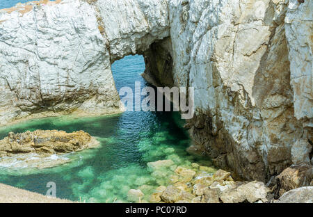 Les formations rocheuses et les arcades comme vu de l'Trearddur Bay à Rhoscolyn chemin côtier sur l'île d'Anglesey. Prise le 18 juillet 2018. Banque D'Images