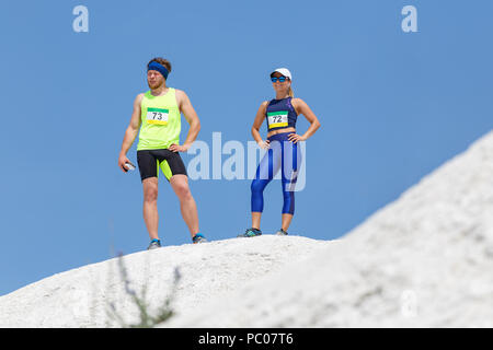 Man and Woman standing on hill avant l'exécution de Banque D'Images