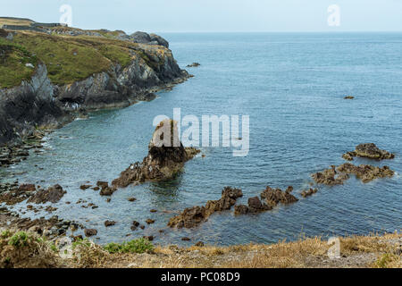 Une vue sur la côte sauvage de la baie de Trearddur Rhoscolyn chemin côtier sur l'île d'Anglesey. Prise le 18 juillet 2018. Banque D'Images