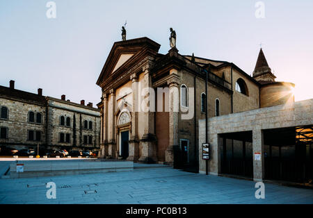 Vue de l'église San Martino de la place de Ferdinando di Savoia. Peschiera del Garda - ville, située dans la province de Vérone, Italie Banque D'Images