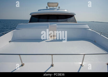 Vue sur la proue d'un grand yacht de luxe avec flybridge sur l'océan tropical Banque D'Images