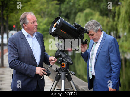 Tom Parlon (à gauche), directeur général de la Construction Industry Federation (CIF), et John Halligan TD, ministre d'État chargé des compétences, de la formation, de l'innovation, de la recherche et du développement, lors du dévoilement d'une plaque à Dublin, félicitant la contribution de Thomas Grubb à l'astronomie en Irlande et dans le monde entier. Banque D'Images