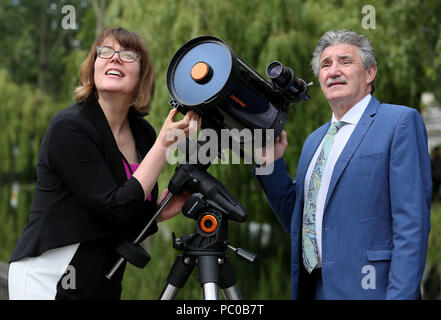 Eucharia Meehan, PDG et registraire de l'Institut d'études avancées de Dublin (DIAS) et John Halligan TD, ministre d'État chargé des compétences, de la formation, de l'innovation, de la recherche et du développement, lors du dévoilement d'une plaque à Dublin, en hommage à la contribution de Thomas Grubbs à l'astronomie en Irlande et dans le monde entier. Banque D'Images