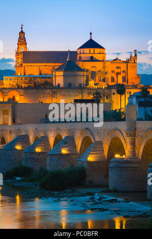 Cordoba Espagne, vue de nuit sur le pont romain sur le Rio Guadalquivir en direction de la cathédrale-mosquée Mezquita dans la ville historique de Cordoue, Espagne. Banque D'Images