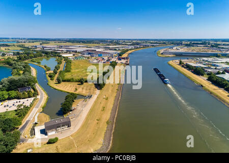 Rhin - Pays-Bas, le 14 juillet 2018 : vue aérienne navire commercial traversant le Rhin dans une région des Pays-Bas Banque D'Images