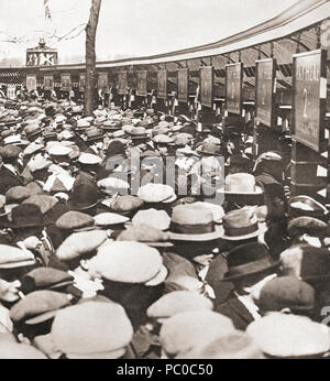 Des foules de gens qui essaient d'entrer dans le stade de Wembley pour la toute première finale de la FA Cup en 1923 entre Bolton Wanderers et West Ham United. Une foule d'environ 300 000 obtenu dans le stade qui a une capacité de 125 000, beaucoup d'entre elles ont dû être effacée en dehors du terrain par un policier monté sur un cheval blanc, le match est souvent qualifiée de "White Horse Final". À partir de ces années, publié en 1938. Banque D'Images