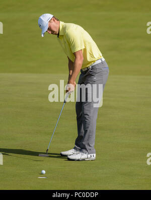 Golfeur Champion Jordan Spieth montrant l'accent et la détermination d'un putt trou au Royal Birkdale, Southport, au cours d'une journée de pratique à l'ouverture en 2017 Banque D'Images