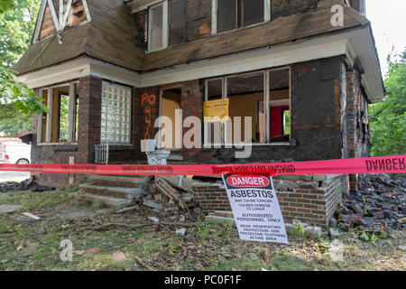 Detroit, Michigan - un avertissement à propos de l'exposition à l'amiante est suspendu à l'extérieur d'une maison abandonnée en cours de préparation pour la démolition. La propriété sera utilisé pour un Banque D'Images