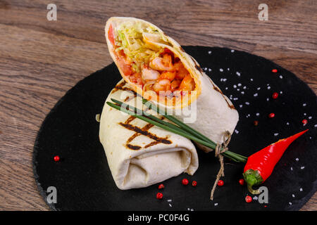 Rouleau de poulet servi avec du poivre tortilla Banque D'Images