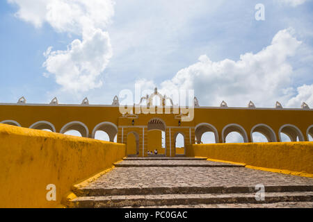 Entrée principale du couvent San Antonio de Padua en ville magique' Izamal Yucatan Mexique. Banque D'Images