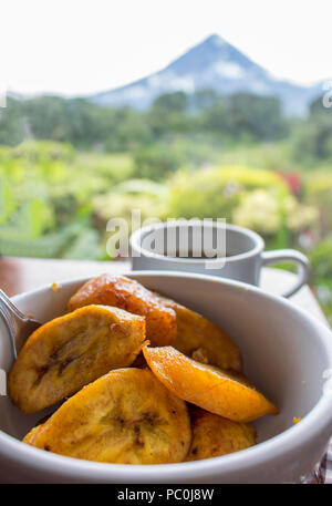 Les plantains et Café avec volcan en arrière-plan Banque D'Images