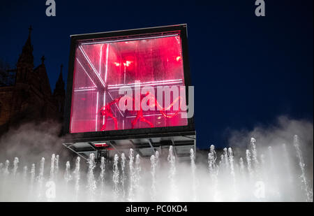 Strasbourg, Mammuthus Volantes,12,000 ans squelette de mammouth suspendue en cas d'affichage, jet jet d'eau, nuit, Alsace, France, Europe, Banque D'Images