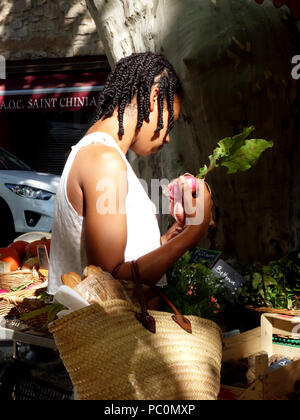 Femme au marché avec panier tressé pour le shopping Banque D'Images