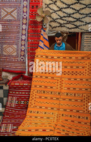 Donneur montre un tapis tapis marocain, Souk dans la médina, Fès el Bali, Fès, Maroc, Afrique Banque D'Images