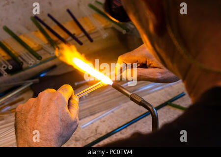 Craig Graffius, propriétaire de EcoGlass pailles, pailles en verre fait dans son atelier le 5 juillet, Hood River, Oregon, United States. Banque D'Images