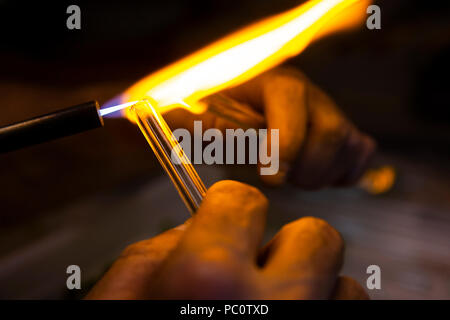 Craig Graffius, propriétaire de EcoGlass pailles, pailles en verre fait dans son atelier le 5 juillet, Hood River, Oregon, United States. Banque D'Images