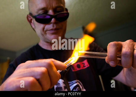 Craig Graffius, propriétaire de EcoGlass pailles, pailles en verre fait dans son atelier le 5 juillet, Hood River, Oregon, United States. Banque D'Images