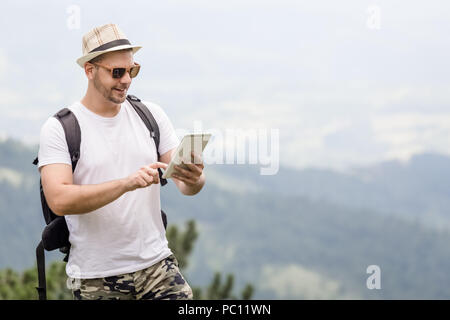 Les jeunes'using digital tablet in nature. Banque D'Images