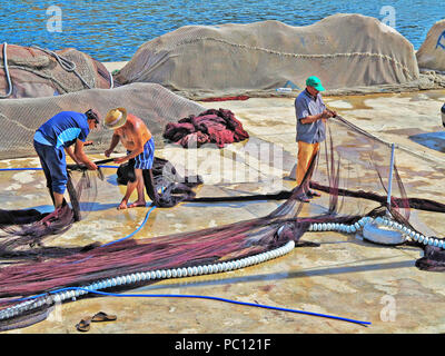 Filets de pêcheurs réparer au port de plaisance de Javea, Costa Blanca, Espagne Banque D'Images