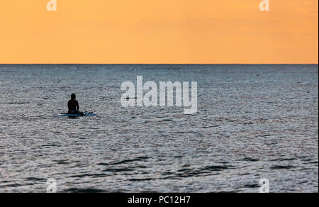 Ciel spectaculaire un homme paddles un surf sur le lac Huron au large de Grand Bend. Situé le long de la rive est du lac Banque D'Images