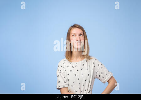 Jeune femme européenne penser et regardant vers le haut, confus au sujet un ide Banque D'Images