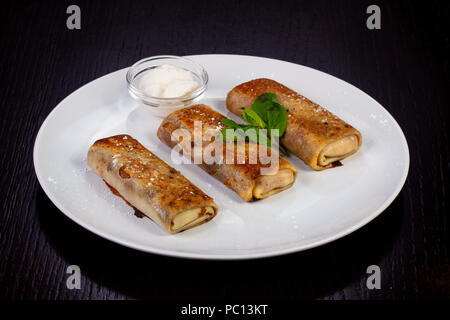 Rouleaux de crêpes délicieux avec du fromage cottage Banque D'Images