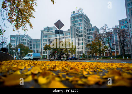 Une vue d'automne du Derjprom, un bâtiment emblématique de style counstructivisme à Kharkiv, Ukraine Banque D'Images