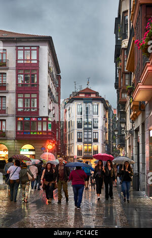 Personnes avec parasols à Vieille Ville, Bilbao, Biscaye, Pays basque, Euskadi, Euskal Herria, Espagne, Europe Banque D'Images