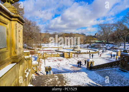 Winter Scenery dans Central Park de New York avec la glace et la neige, USA Banque D'Images