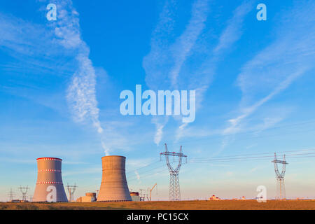 Apm, les tours de refroidissement de la centrale nucléaire qui est en construction à Astravets, région de Grodno, Bélarus. Ces refroidisseurs d'échecs ressemblent au piec Banque D'Images