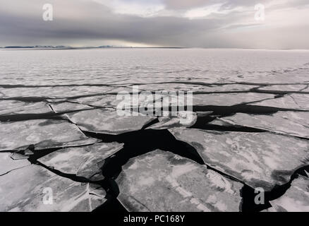 Casse la glace près de Svalbard, Norvège. Banque D'Images