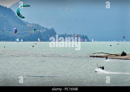 Howe Sound Kiteboarding, Squamish, en Colombie-Britannique. Kiteboarders et véliplanchistes ont presque garantis vent off Spit Squamish Squamish où la Riv Banque D'Images