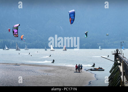 Kiteboarding, Squamish, en Colombie-Britannique. Kiteboarders et véliplanchistes ont presque garantis vent off Spit Squamish Squamish où la rivière se jette Banque D'Images